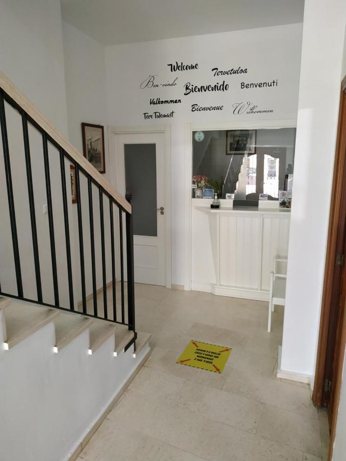 Hostal Dp El Pilar Монестерио Екстериор снимка