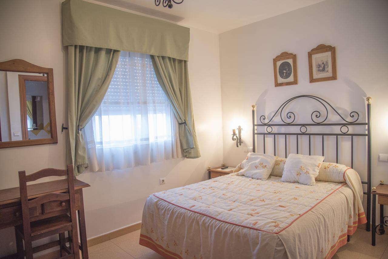 Hostal Dp El Pilar Монестерио Екстериор снимка