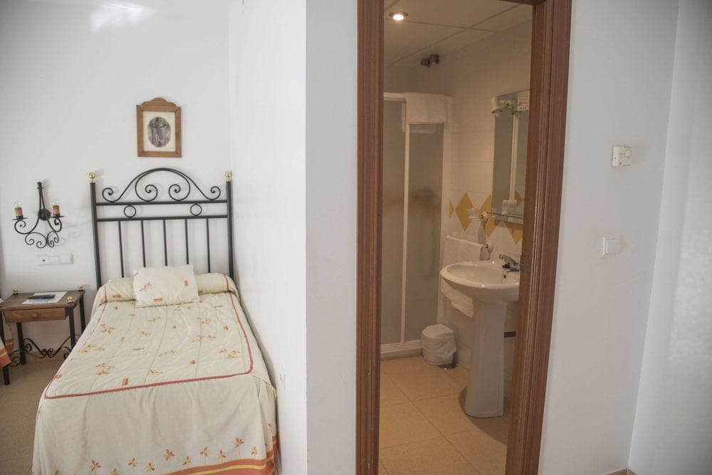 Hostal Dp El Pilar Монестерио Екстериор снимка